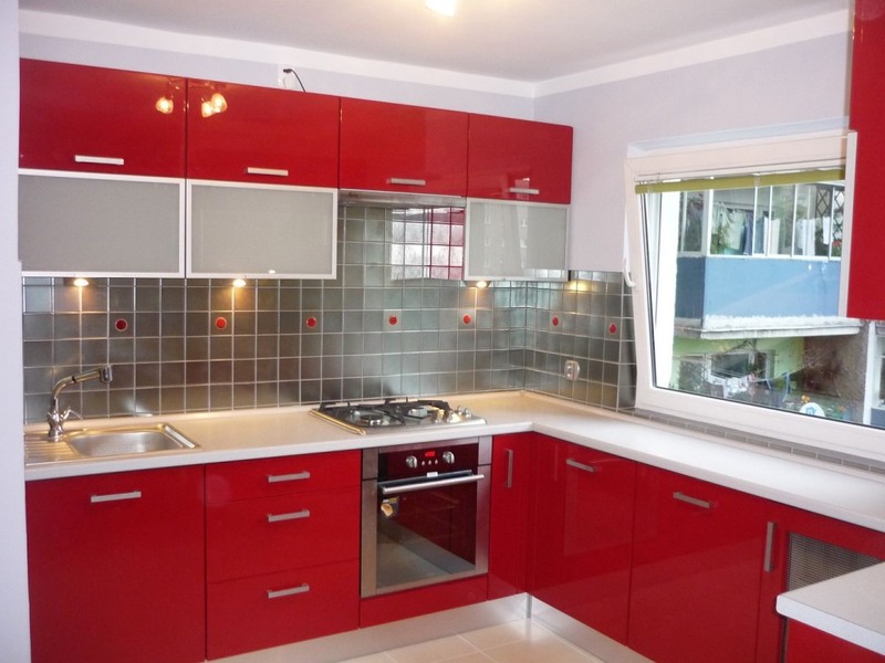 fronty MDF lakierowany, klapy aluminiowe, aventos hf, szuflady tandembox z cichym domykiem, cokół aluminiopodobny, piekarnik i microfala zabudowane w słupku