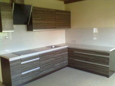 fronty MDF, klapy aluminiowe, aventos hf, szuflady tandembox z cichym domykiem, cokół aluminiopodobny, piekarnik i microfala zabudowane w słupku