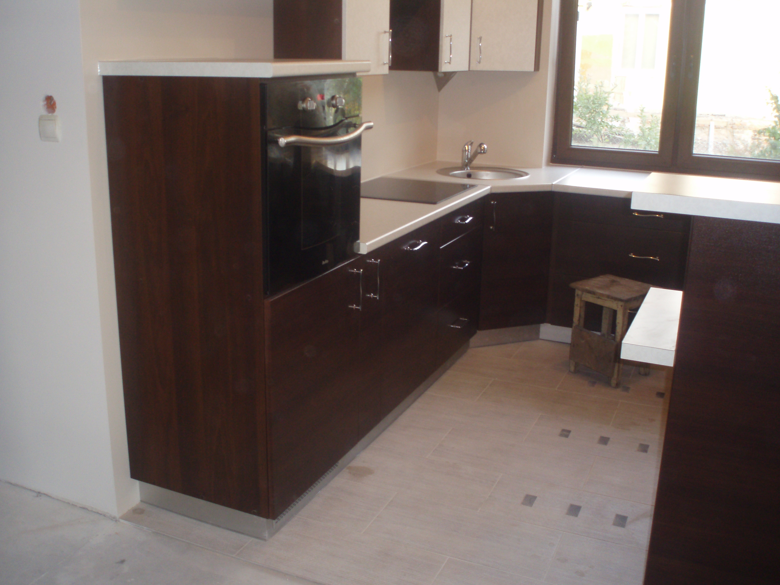 fronty MDF, klapy aluminiowe, aventos hf, szuflady tandembox z cichym domykiem, cokół aluminiopodobny, piekarnik i microfala zabudowane w słupku