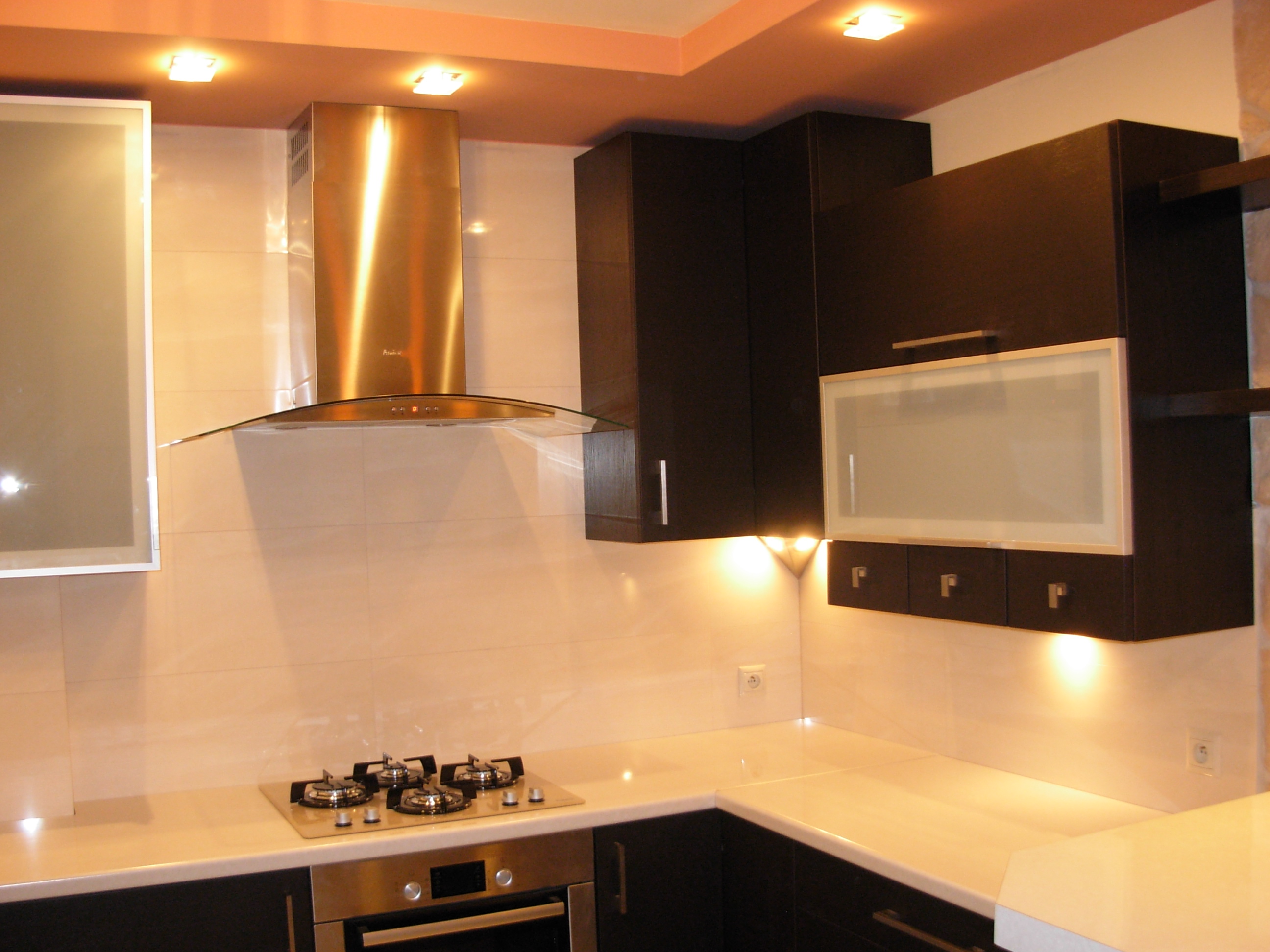 fronty MDF, klapy aluminiowe, aventos hf, szuflady tandembox z cichym domykiem, cokół aluminiopodobny, piekarnik i microfala zabudowane w słupku