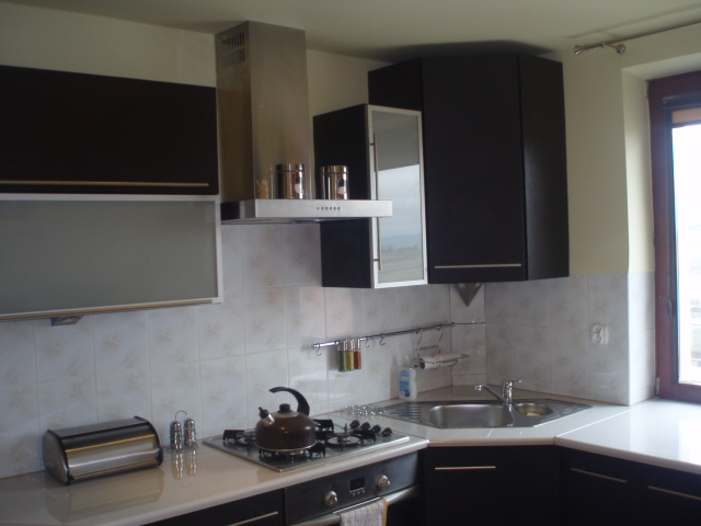 fronty MDF, klapy aluminiowe, aventos hf, szuflady tandembox z cichym domykiem, cokół aluminiopodobny, piekarnik i microfala zabudowane w słupku