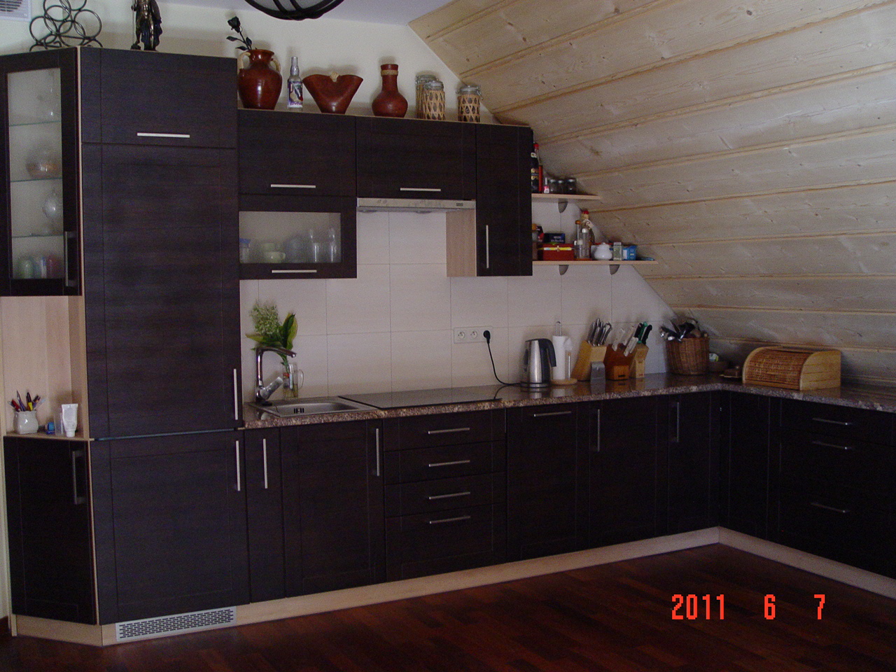 fronty MDF, klapy aluminiowe, aventos hf, szuflady tandembox z cichym domykiem, cokół aluminiopodobny, piekarnik i microfala zabudowane w słupku
