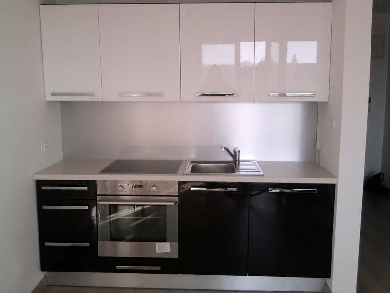 fronty MDF lakierowany, klapy aluminiowe, aventos hf, szuflady tandembox z cichym domykiem, cokół aluminiopodobny, piekarnik i microfala zabudowane w słupku