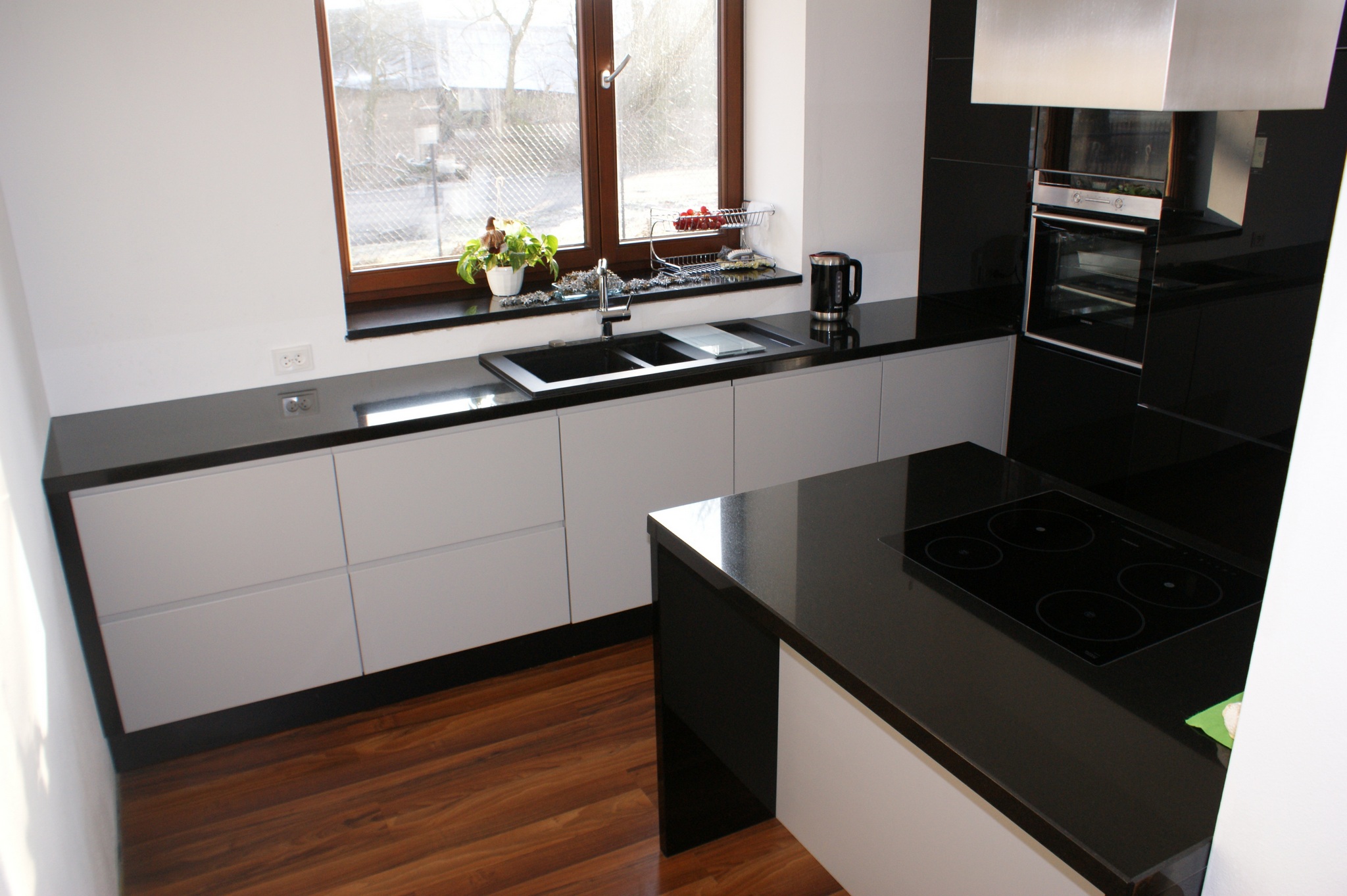 blat granitowy,zawiasy CLIP top BLUMOTION ,fronty MDF, klapy aluminiowe, aventos hf, szuflady tandembox z cichym domykiem, cokół aluminiopodobny, piekarnik  zabudowane w słupku