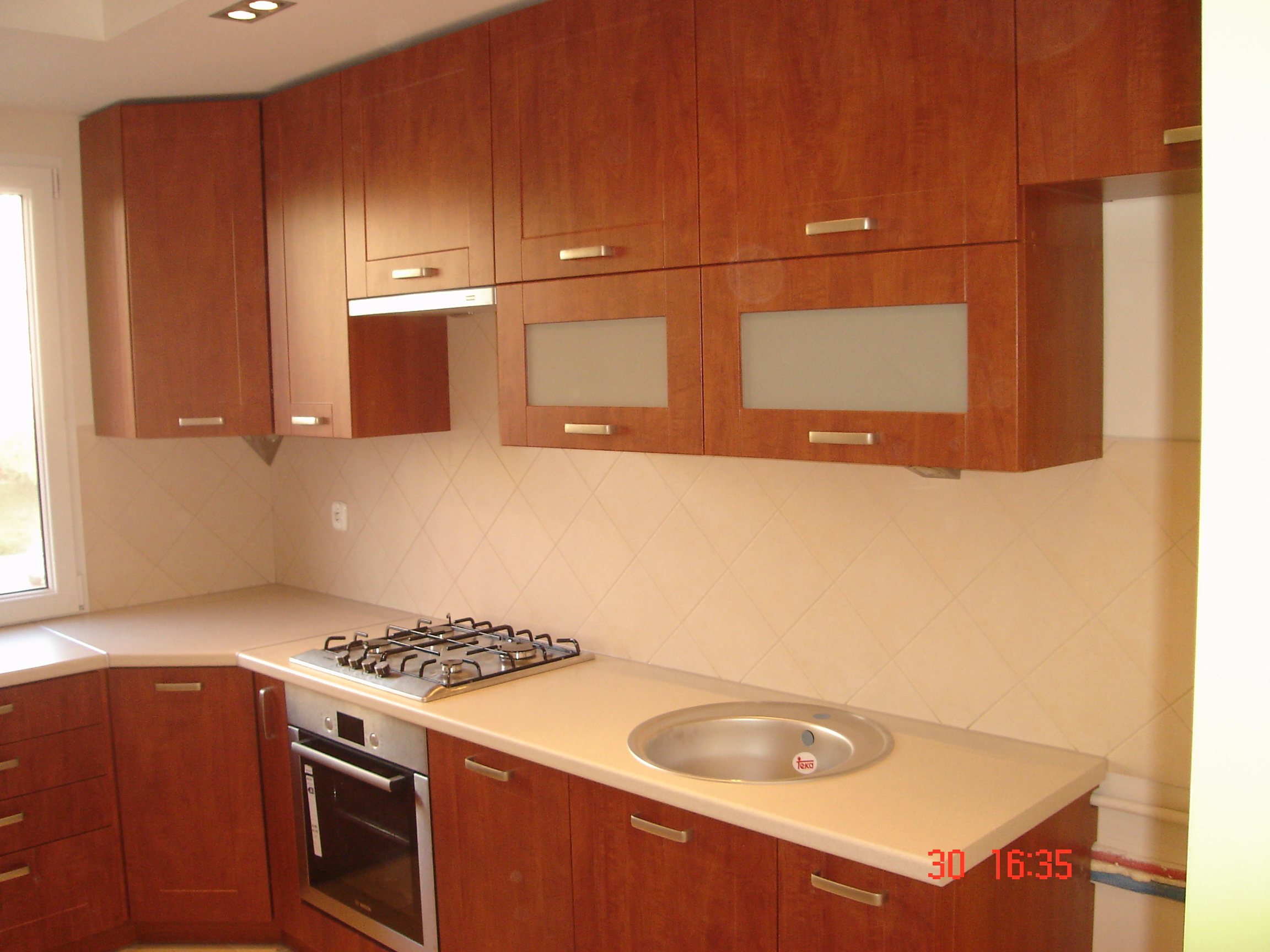 fronty MDF, klapy aluminiowe, aventos hf, szuflady tandembox z cichym domykiem, cokół aluminiopodobny, piekarnik i microfala zabudowane w słupku