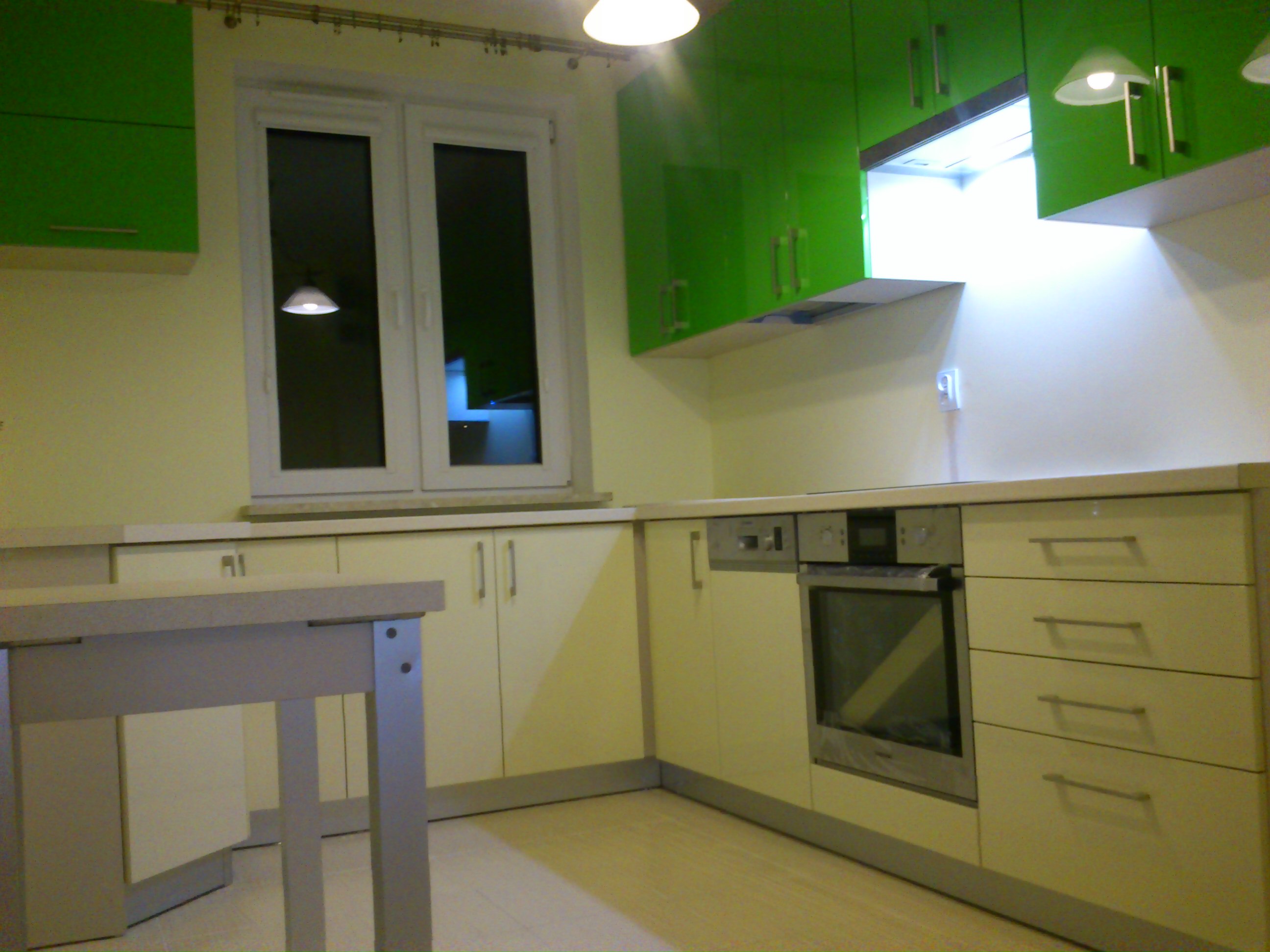 fronty MDF lakierowany, klapy aluminiowe, aventos hf, szuflady tandembox z cichym domykiem, cokół aluminiopodobny, piekarnik zabudowany w szafce stojącej